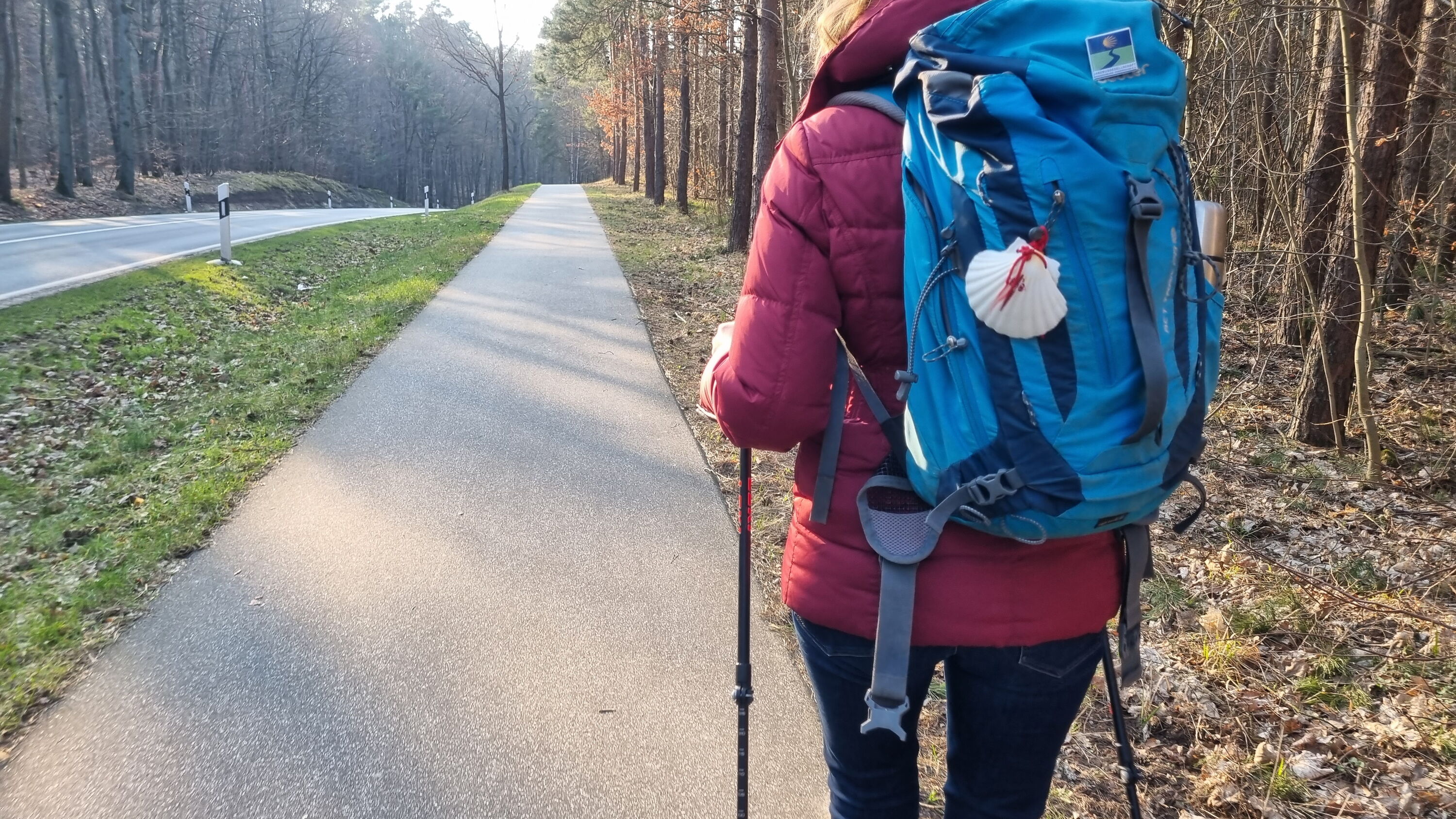 Frau beim Pilgern