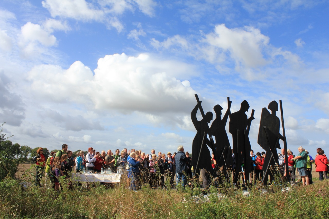 Pilger stehen zusammen