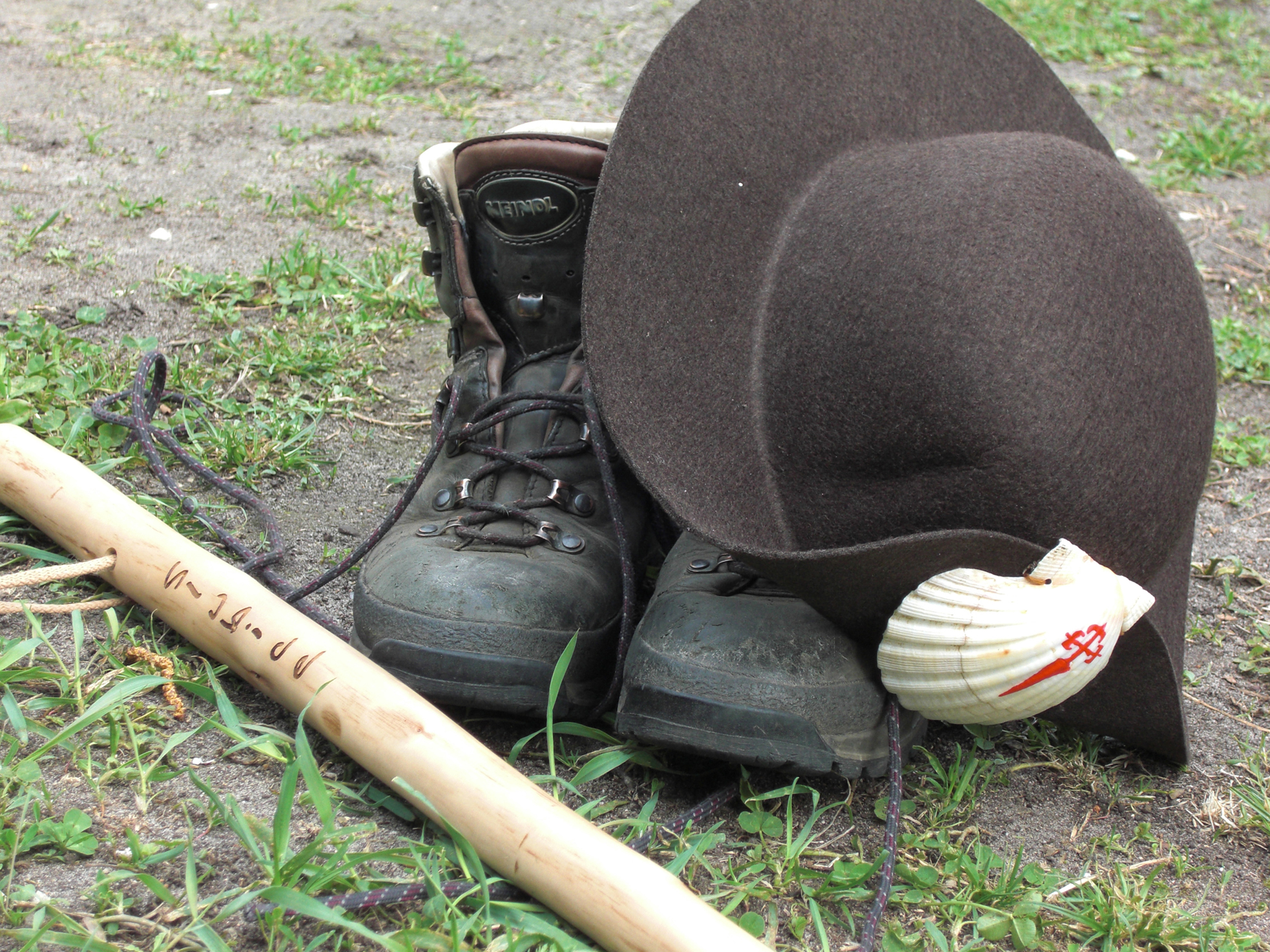 Wanderschuhe, Hut und Pilgerstock